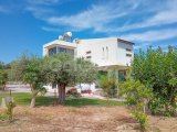Çatalköy'de Geniş Arsa Üzerinde, Başka Bir Mülk İnşa Etmek İçin İdeal, Modern Tasarımlı 4+1 Villa