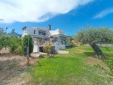 Çatalköy'de Geniş Arsa Üzerinde, Başka Bir Mülk İnşa Etmek İçin İdeal, Modern Tasarımlı 4+1 Villa