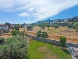Çatalköy'de Geniş Arsa Üzerinde, Başka Bir Mülk İnşa Etmek İçin İdeal, Modern Tasarımlı 4+1 Villa