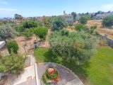Çatalköy'de Geniş Arsa Üzerinde, Başka Bir Mülk İnşa Etmek İçin İdeal, Modern Tasarımlı 4+1 Villa