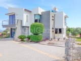 Çatalköy'de Geniş Arsa Üzerinde, Başka Bir Mülk İnşa Etmek İçin İdeal, Modern Tasarımlı 4+1 Villa