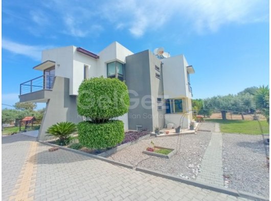 Çatalköy'de Geniş Arsa Üzerinde, Başka Bir Mülk İnşa Etmek İçin İdeal, Modern Tasarımlı 4+1 Villa