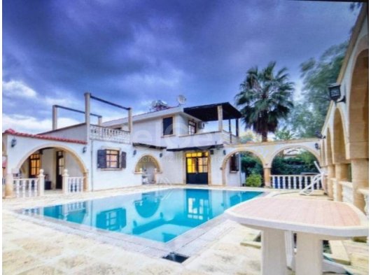 Spacious 5 Bedroom Villa with Private Pool - 10 minutes Walk to Escape Beach
