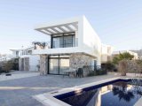 3 yatak odalı çağdaş ikinci el villa + 8m x 4m yüzme havuzu + mutfak aletleri + klima + yerden ısıtma + denize yürüme mesafesinde