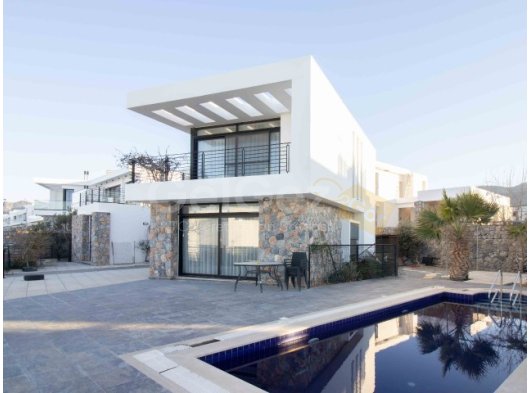 3 yatak odalı çağdaş ikinci el villa + 8m x 4m yüzme havuzu + mutfak aletleri + klima + yerden ısıtma + denize yürüme mesafesinde