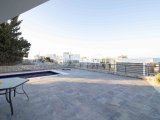 3 yatak odalı çağdaş ikinci el villa + 8m x 4m yüzme havuzu + mutfak aletleri + klima + yerden ısıtma + denize yürüme mesafesinde