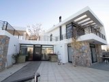 3 yatak odalı çağdaş ikinci el villa + 8m x 4m yüzme havuzu + mutfak aletleri + klima + yerden ısıtma + denize yürüme mesafesinde