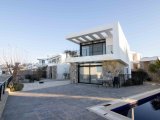 3 yatak odalı çağdaş ikinci el villa + 8m x 4m yüzme havuzu + mutfak aletleri + klima + yerden ısıtma + denize yürüme mesafesinde
