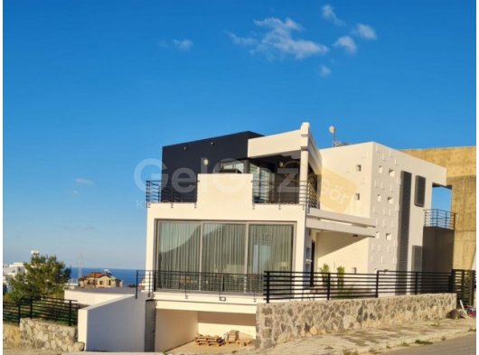 Özel Yüzme Havuzlu + Dağ ve Deniz Manzaralı İnanılmaz 4 Yatak Odalı Lüks Villa