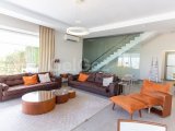 5 - 7 yatak odalı Lüks villa + 11m x 5m havuz + denize sıfır konum + full eşyalı + asansör + merkezi ısıtma + en iyi özellikler + Sahibinin adına tapu KDV ödenm