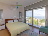 5 - 7 yatak odalı Lüks villa + 11m x 5m havuz + denize sıfır konum + full eşyalı + asansör + merkezi ısıtma + en iyi özellikler + Sahibinin adına tapu KDV ödenm