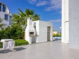 5 - 7 yatak odalı Lüks villa + 11m x 5m havuz + denize sıfır konum + full eşyalı + asansör + merkezi ısıtma + en iyi özellikler + Sahibinin adına tapu KDV ödenm