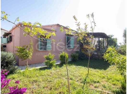 Satılık Villa - Karşıyaka, Girne, Kuzey Kıbrıs Bu olağanüstü 4 yatak odalı villa, Karşıyaka, Akdeniz ve çevredeki dağların nefes kesen 360 derecelik manzarasını