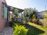 Satılık Villa - Karşıyaka, Girne, Kuzey Kıbrıs Bu olağanüstü 4 yatak odalı villa, Karşıyaka, Akdeniz ve çevredeki dağların nefes kesen 360 derecelik manzarasını