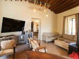 Satılık Villa - Karşıyaka, Girne, Kuzey Kıbrıs Bu olağanüstü 4 yatak odalı villa, Karşıyaka, Akdeniz ve çevredeki dağların nefes kesen 360 derecelik manzarasını