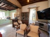 Satılık Villa - Karşıyaka, Girne, Kuzey Kıbrıs Bu olağanüstü 4 yatak odalı villa, Karşıyaka, Akdeniz ve çevredeki dağların nefes kesen 360 derecelik manzarasını