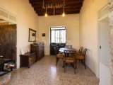 Satılık Villa - Karşıyaka, Girne, Kuzey Kıbrıs Bu olağanüstü 4 yatak odalı villa, Karşıyaka, Akdeniz ve çevredeki dağların nefes kesen 360 derecelik manzarasını