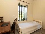 Satılık Villa - Karşıyaka, Girne, Kuzey Kıbrıs Bu olağanüstü 4 yatak odalı villa, Karşıyaka, Akdeniz ve çevredeki dağların nefes kesen 360 derecelik manzarasını