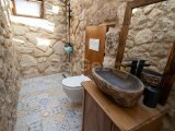 Satılık Villa - Karşıyaka, Girne, Kuzey Kıbrıs Bu olağanüstü 4 yatak odalı villa, Karşıyaka, Akdeniz ve çevredeki dağların nefes kesen 360 derecelik manzarasını