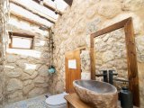Satılık Villa - Karşıyaka, Girne, Kuzey Kıbrıs Bu olağanüstü 4 yatak odalı villa, Karşıyaka, Akdeniz ve çevredeki dağların nefes kesen 360 derecelik manzarasını