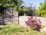 Satılık Villa - Karşıyaka, Girne, Kuzey Kıbrıs Bu olağanüstü 4 yatak odalı villa, Karşıyaka, Akdeniz ve çevredeki dağların nefes kesen 360 derecelik manzarasını