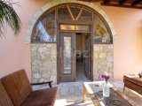 Satılık Villa - Karşıyaka, Girne, Kuzey Kıbrıs Bu olağanüstü 4 yatak odalı villa, Karşıyaka, Akdeniz ve çevredeki dağların nefes kesen 360 derecelik manzarasını