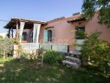 Satılık Villa - Karşıyaka, Girne, Kuzey Kıbrıs Bu olağanüstü 4 yatak odalı villa, Karşıyaka, Akdeniz ve çevredeki dağların nefes kesen 360 derecelik manzarasını