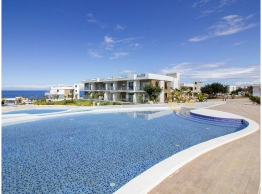 Muhteşem 1 yatak odalı tamamlanmış lüks ikinci el çatı katı daire + mobilyalı + yerden ısıtma + klima + denize 100m + ortak havuzlar + deniz ve dağ manzarası