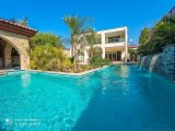 3/4 Yatak Odalı Lüks Villa + 2/3 Yatak Odalı Köy Evi + Şelaleli L Şeklinde Havuz + Klima + Yerden Isıtma + Isı Pompası + Invicta Kütük Brülörü + Corian Tezgahlı