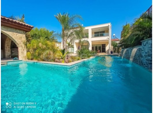 3/4 Yatak Odalı Lüks Villa + 2/3 Yatak Odalı Köy Evi + Şelaleli L Şeklinde Havuz + Klima + Yerden Isıtma + Isı Pompası + Invicta Kütük Brülörü + Corian Tezgahlı