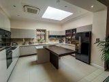 3/4 Yatak Odalı Lüks Villa + 2/3 Yatak Odalı Köy Evi + Şelaleli L Şeklinde Havuz + Klima + Yerden Isıtma + Isı Pompası + Invicta Kütük Brülörü + Corian Tezgahlı
