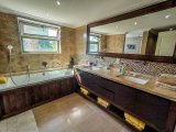 3/4 Yatak Odalı Lüks Villa + 2/3 Yatak Odalı Köy Evi + Şelaleli L Şeklinde Havuz + Klima + Yerden Isıtma + Isı Pompası + Invicta Kütük Brülörü + Corian Tezgahlı