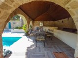 3/4 Yatak Odalı Lüks Villa + 2/3 Yatak Odalı Köy Evi + Şelaleli L Şeklinde Havuz + Klima + Yerden Isıtma + Isı Pompası + Invicta Kütük Brülörü + Corian Tezgahlı