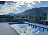 4 yatak odalı villalar + yüzme havuzları + olanaklara yakın + ödeme planı