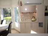 Bu lüks 3 yatak odalı, 4 banyolu villa, Karşıyaka'nın huzurlu ve özel bir bölgesinde yer almaktadır. Konfor, stil ve yıl boyunca yaşam için tasarlanan bu ür
