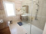 Bu lüks 3 yatak odalı, 4 banyolu villa, Karşıyaka'nın huzurlu ve özel bir bölgesinde yer almaktadır. Konfor, stil ve yıl boyunca yaşam için tasarlanan bu ür
