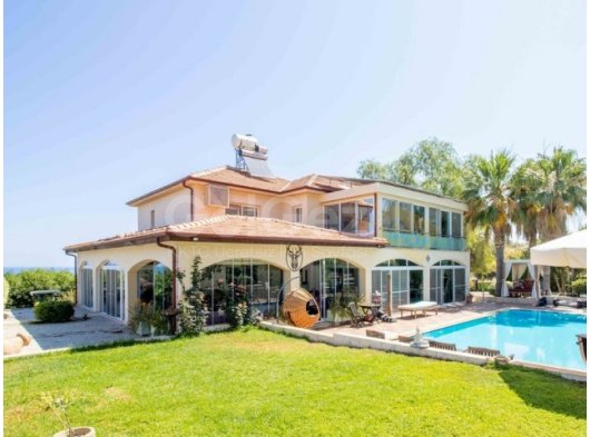 3 yatak odalı LÜKS villa + yüzme havuzu + fotovoltaik güneş panelleri + full eşyalı + jeneratör + geniş arsa büyüklüğü manzarası + Tapu devretmeye hazır