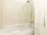 3 yatak odalı geniş çatı katı + ortak havuz + full eşyalı + beyaz eşya + 4 geniş teras + güzel deniz manzarası + Sahibinin adına tapu KDV ödenmiş
