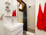3 yatak odalı geniş çatı katı + ortak havuz + full eşyalı + beyaz eşya + 4 geniş teras + güzel deniz manzarası + Sahibinin adına tapu KDV ödenmiş