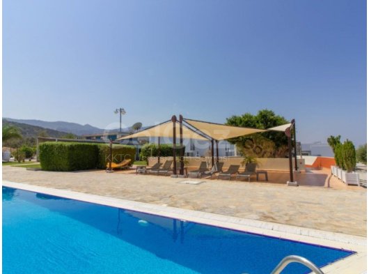 1 yatak odalı Denize sıfır yeni tatil dairesi + ortak yüzme havuzlu + site içi + Deniz ve Dağ manzarası + plaja yürüme mesafesinde