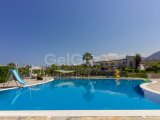 1 yatak odalı Denize sıfır yeni tatil dairesi + ortak yüzme havuzlu + site içi + Deniz ve Dağ manzarası + plaja yürüme mesafesinde