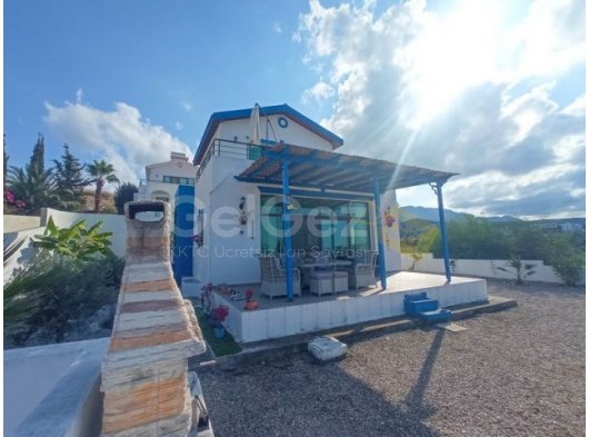 Güzel deniz manzaralı 3 yatak odalı villa + kısmen mobilyalı + 2 ortak yüzme havuzu + plaja yürüme mesafesinde + Sahibi adına tapu, KDV ödenmiş