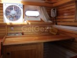 Salon ve iki kabin +1 banyo + 1WC + yüzme platformu ve tente + güneşlenme alanı bulunan ahşap motor yat.
