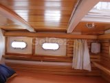 Salon ve iki kabin +1 banyo + 1WC + yüzme platformu ve tente + güneşlenme alanı bulunan ahşap motor yat.