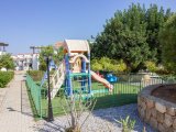 3 yatak odalı zemin kat ikinci el daire + full eşyalı + yüzme havuzları + ortak bahçeler ve olanaklar + denize yürüme mesafesi + Sahibi adına tapu KDV ödenmiş