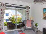 3 yatak odalı zemin kat daire + mutfak üniteleri + ortak havuz + özel plaj + tüm site olanakları