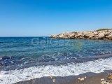 3 yatak odalı zemin kat daire + mutfak üniteleri + ortak havuz + özel plaj + tüm site olanakları