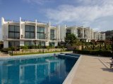 2 yatak odalı modern LOFT penthouse daire + tam donanımlı + çatı terası + ortak yüzme havuzu + bar + plaja ve süpermarkete yürüme mesafesinde + deniz ve dağ man