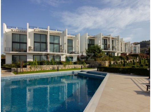 2 yatak odalı modern LOFT penthouse daire + tam donanımlı + çatı terası + ortak yüzme havuzu + bar + plaja ve süpermarkete yürüme mesafesinde + deniz ve dağ man