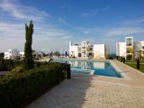 2 yatak odalı modern LOFT penthouse daire + tam donanımlı + çatı terası + ortak yüzme havuzu + bar + plaja ve süpermarkete yürüme mesafesinde + deniz ve dağ man